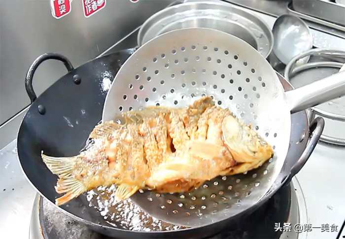 厨师长分享家常红烧鱼正确做法，学会这几个技术要点，鲜香味美