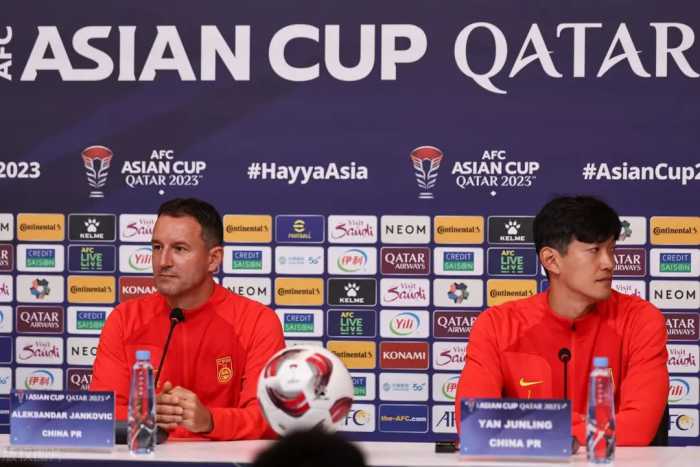 扬科维奇拒回答敏感问题，谈亚洲杯首战：即便输了也不代表出局