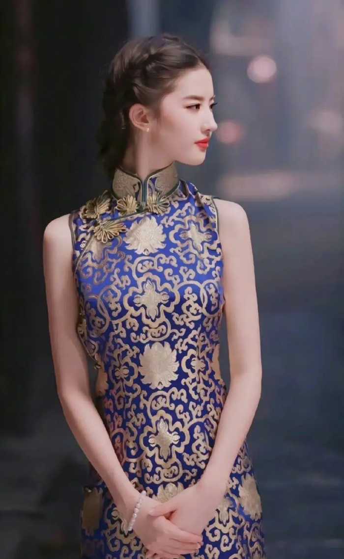 刘亦菲穿上旗袍宛如一幅水墨画 身姿曼妙灼灼芳华！高贵典雅